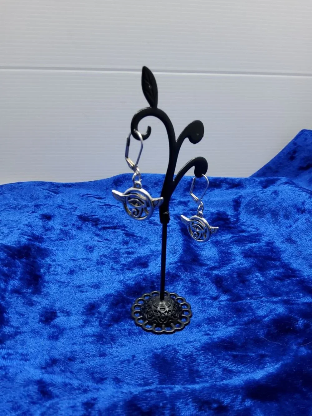 vintage silver tone egyptian eye of horus dangle earrings.
